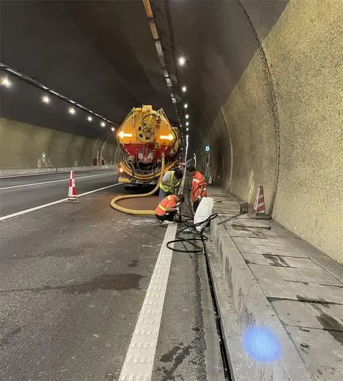 遂溪隧道排水渠清淤